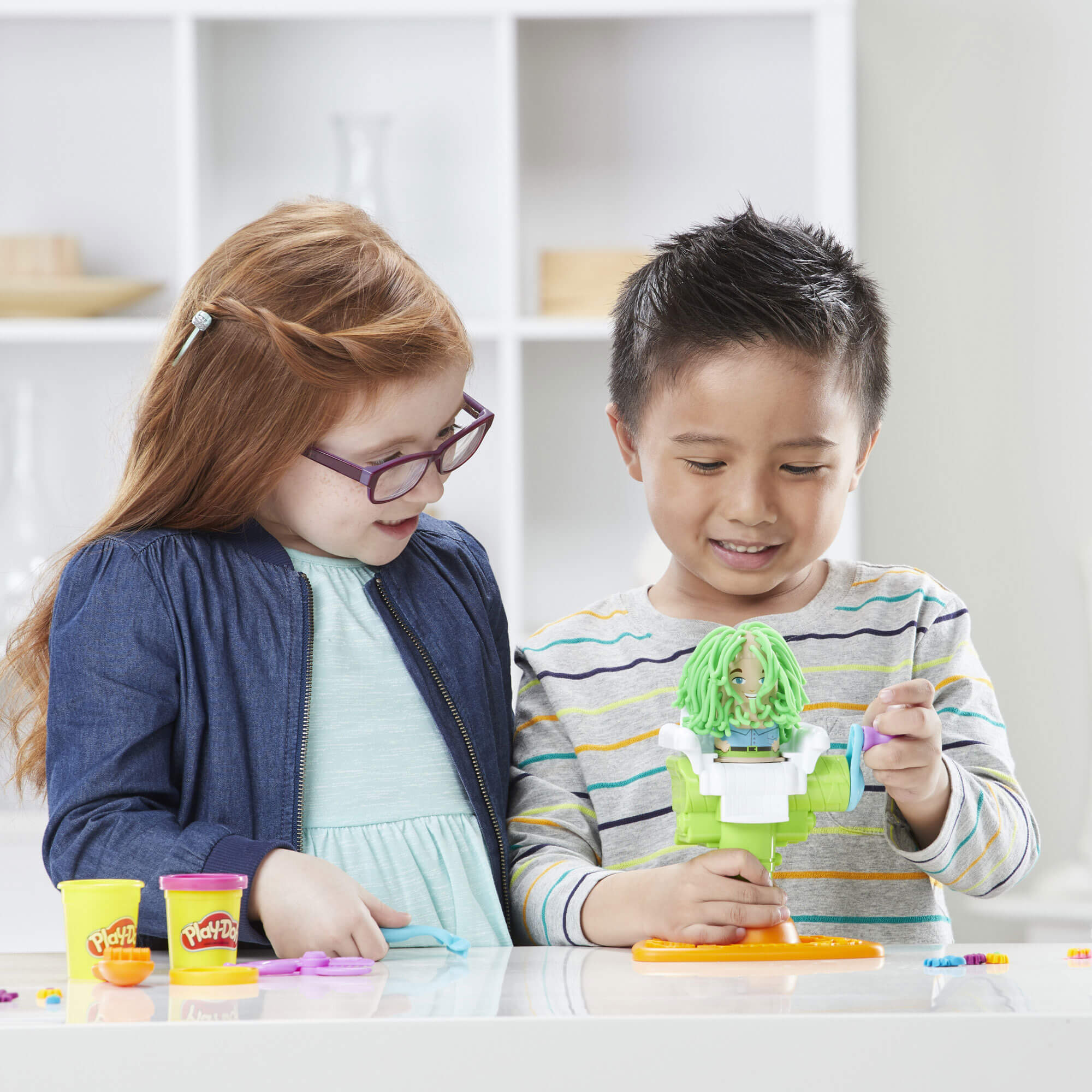 Play-doh Buzz 'n Cut Barber Shop Set kids playing