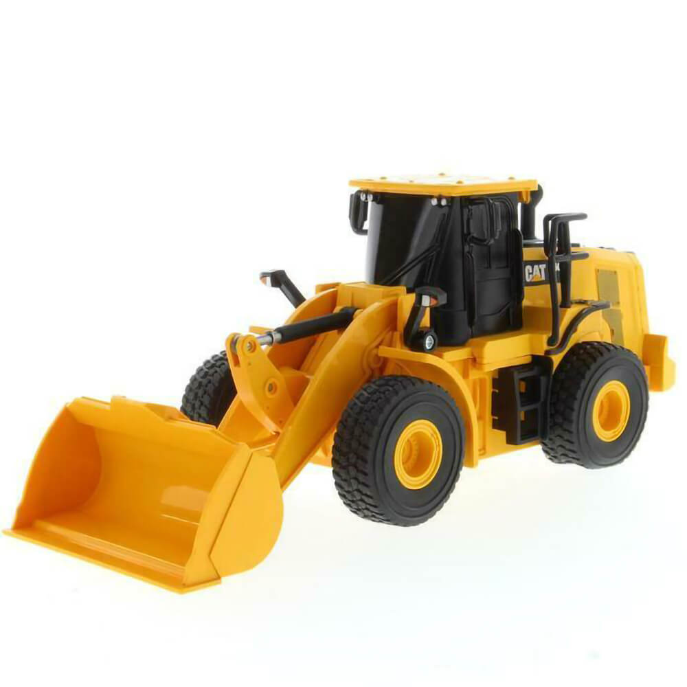 Diecast Masters CAT 950M Wheel Loader 1:35 RC Plastic Vehicle