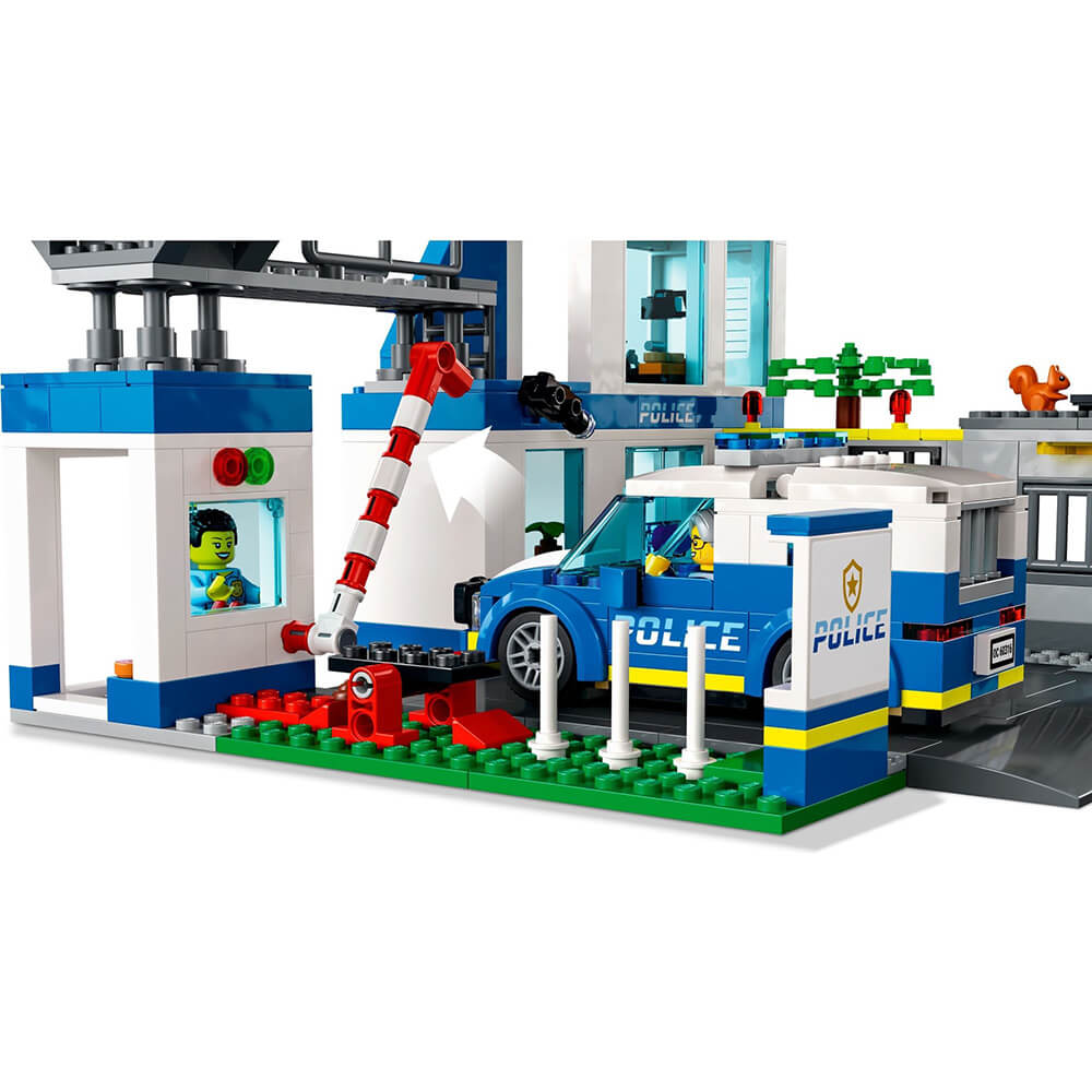 LEGO City Police Station 668 Piece Building Set (60316)