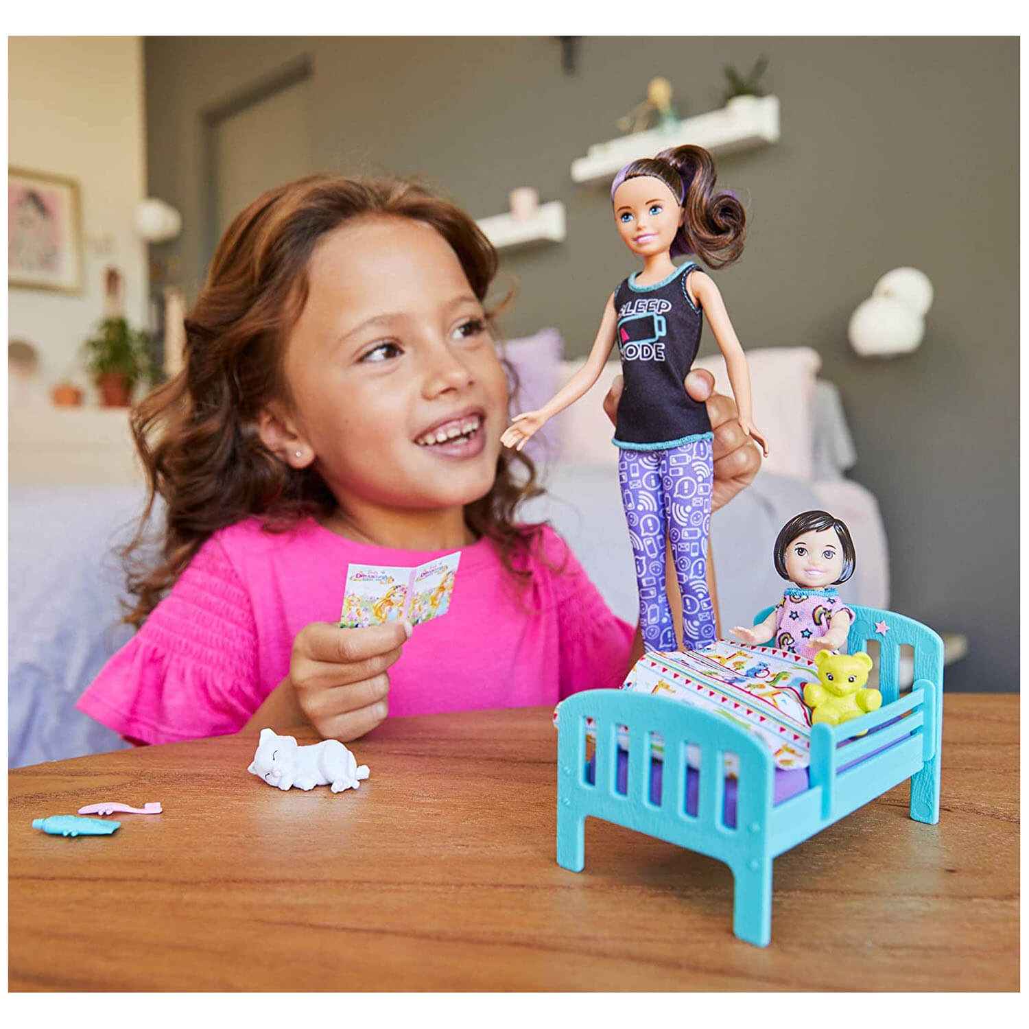 Kid playing with the dolls.